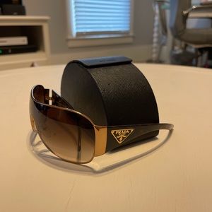 Prada sunglasses !
Model: spr 57L 7OE-6S1 120 3N (as shown in the picture)